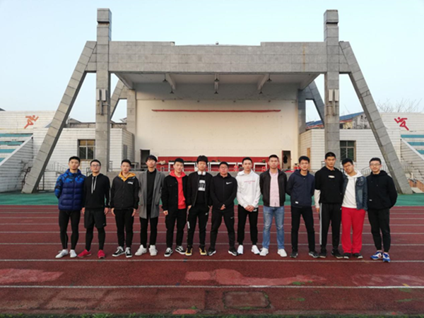1585914266820271.png 微信图片1192班孔胜寒在宜都一中和19届体育生及教练刘景锋合影.png