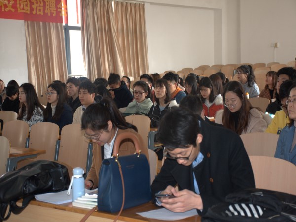 1551936435132434.jpg 招聘会3_副本.jpg