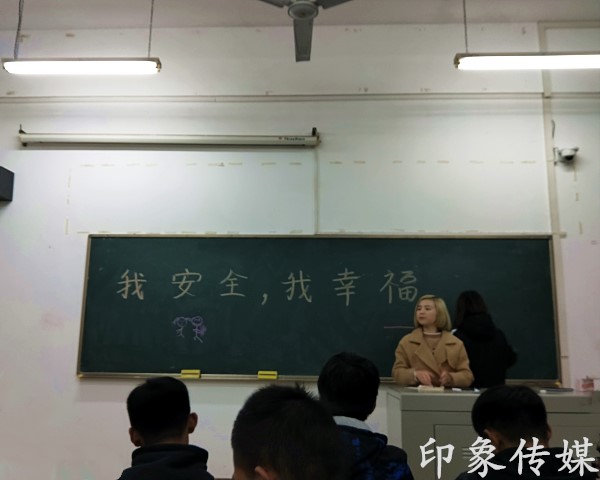 1512894005791354.jpg 电商1171班举行“我安全,我幸福”主题班会(2)_副本.jpg