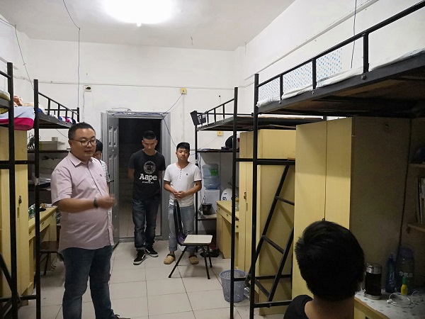 我院学工办回访毕业生宿舍进行就业跟踪指导.jpg