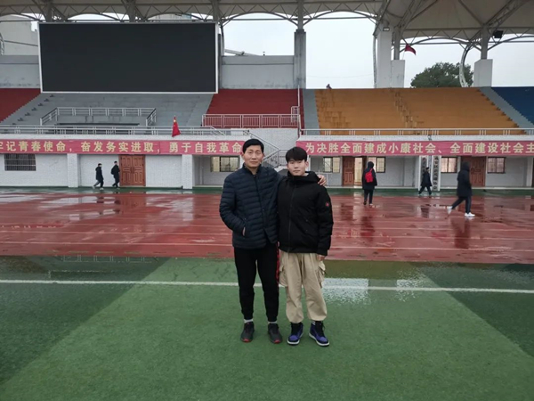1585914170140219.jpg 1192班佘勇同学和咸宁高中教练王奇志.jpg